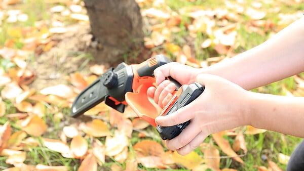 Yard Force Mini-Tronçonneuse à Main sans Fil 20V - LSC 13